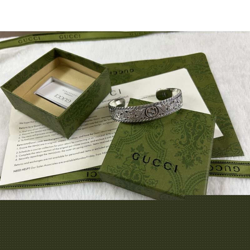 G*u*i bracelets